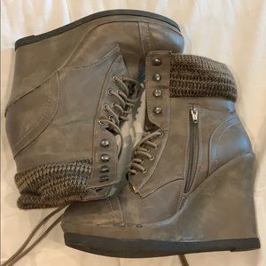 Wedged combat boot